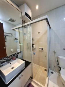 une salle de bain avec douche, lavabo et toilettes dans l'établissement THAMRIN RESIDENCE APARTMENT luxurious 1 BEDROOM FLAT SCBD beside GRAND INDONESIA mall, à Jakarta