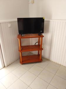 Un televisor en un soporte en una habitación en Chez Rosalie, en Lamentin