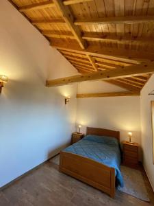 ein Schlafzimmer mit einem Bett und zwei Nachttischen in der Unterkunft Casa Rústica in Angra do Heroísmo