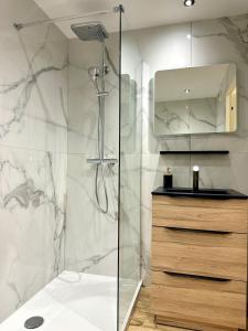 Ένα μπάνιο στο Skyline Mer & Monaco - Terrasse - Parking - AC