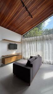 Ένα ή περισσότερα κρεβάτια σε δωμάτιο στο Casa Arbo Pipa - Piscina privativa e Conforto Natural