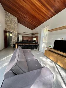 Μια τηλεόραση ή/και κέντρο ψυχαγωγίας στο Casa Arbo Pipa - Piscina privativa e Conforto Natural +42 φωτογραφίες