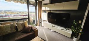 een woonkamer met een grote flatscreen-tv bij Let's RelaxX 60QM Free parking in Mülheim an der Ruhr