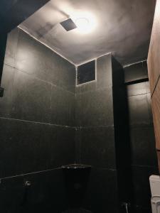 Koupelna v ubytování Shivay Adventure