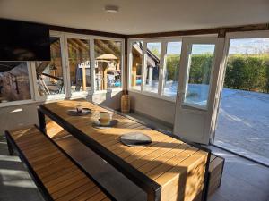 TrnavaにあるFjakaのパティオのある部屋にある木製のベンチ