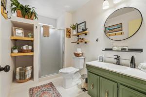 Koupelna v ubytování Bearfoot Cabin 15 Min to Yosemite Gate! + 12 fotografií