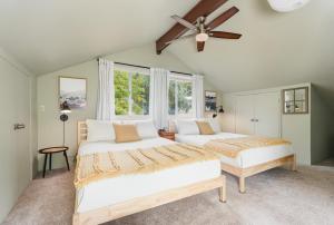 Postel nebo postele na pokoji v ubytování Bearfoot Cabin 15 Min to Yosemite Gate!