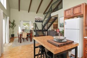 Kuchyň nebo kuchyňský kout v ubytování Bearfoot Cabin 15 Min to Yosemite Gate!