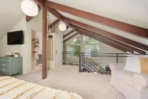 TV a/nebo společenská místnost v ubytování Bearfoot Cabin 15 Min to Yosemite Gate!