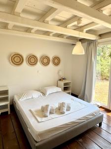 een slaapkamer met een groot wit bed met twee kussens bij Melolia Estate in Thiva +60 foto's