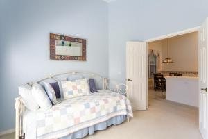 Un dormitorio con una cama y un espejo en la pared. en SERENE & ATTRACTIVE 3BR HEATED POOL/SPA HOME, en Estero 44 fotos más