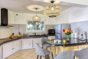 Saint-PaulにあるKaz Voyageurの島付きのキッチン(椅子、テーブル付)