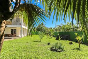 Saint-PaulにあるKaz Voyageurの庭園からの家の景色