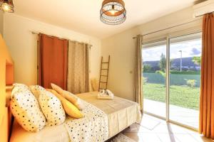 Saint-PaulにあるKaz Voyageurのベッドと大きな窓のある寝室