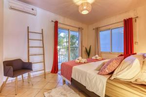 Saint-PaulにあるKaz Voyageurのベッドルーム1室(ベッド1台、はしご、窓付)