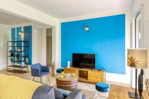 Saint-PaulにあるKaz Voyageurの青い壁のリビングルーム +11枚の写真