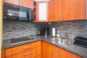 Η κουζίνα ή μικρή κουζίνα στο Beachfront Apt on Aguada-5min from Rincon