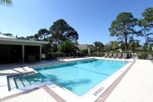 una gran piscina con sillas alrededor en SERENE & ATTRACTIVE 3BR HEATED POOL/SPA HOME, en Estero