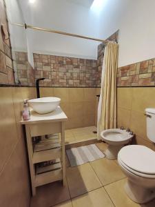 Ένα μπάνιο στο Aisha Alojamiento