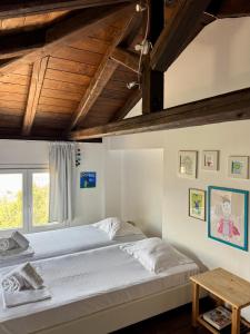 een slaapkamer met een groot bed en een raam bij Melolia Estate in Thiva