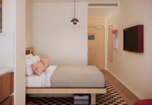 En eller flere senge i et værelse på Numa Madrid Fuencarral