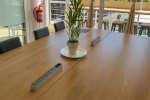 ケープタウンにあるSweetStay - Kloof Streetの鉢植えのテーブルに座るリモコン