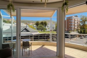 ケープタウンにあるSweetStay - Kloof Streetの街の景色を望むバルコニー