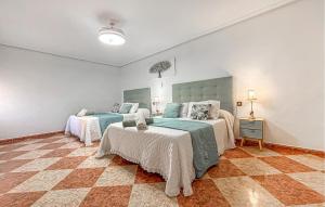 two beds in a room with a checkered floor at Stunning Home In Mula in El Niño