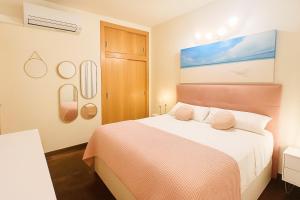 una camera da letto con un letto e un quadro sul muro di Vista Pujols playa ubicación magnífica a Es Pujols