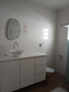 Ένα μπάνιο στο Quarto Aconchegante no Centro de Poços de Caldas - Pousada do Chico