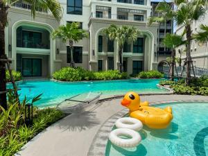 Un patito de goma en una piscina en un edificio en Modern 1BR with Pool View The Title Legendary, en Bang Tao Beach