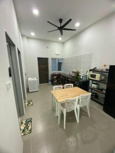 Η κουζίνα ή μικρή κουζίνα στο Tropika Homestay Ipoh