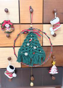un adorno de árbol de Navidad colgando de una pared en Naha Airport, beaches, shopping centers are nearby #NewVilla, en Itoman