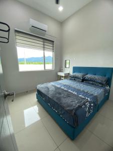 Ένα ή περισσότερα κρεβάτια σε δωμάτιο στο Tropika Homestay Ipoh