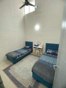 Ένα ή περισσότερα κρεβάτια σε δωμάτιο στο Tropika Homestay Ipoh +11 φωτογραφίες