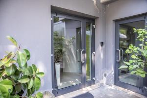 una puerta de entrada a una casa con plantas en Room GIOVY, en San Martino Buon Albergo