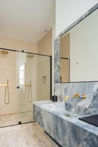 Ванная комната в 1.75 Paris La Source