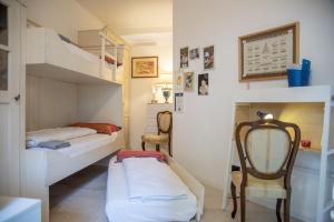Habitación pequeña con 2 literas y 1 silla en Room GIOVY, en San Martino Buon Albergo