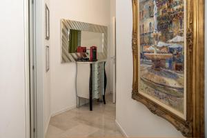 pasillo con espejo y tocador en la habitación en Room GIOVY, en San Martino Buon Albergo