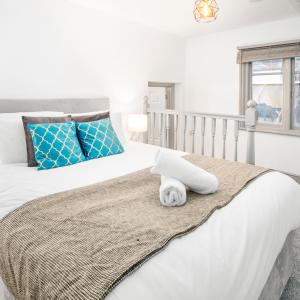 a white bed with a towel on top of it at Modern Apartment - Wolverhampton Centre - Fast WiFi - Netflix 12AC in Wolverhampton