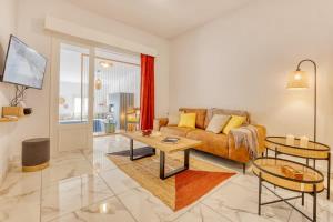 een woonkamer met een bank en een tafel bij Kaz du Poete in Saint-Pierre