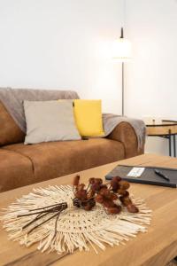 een salontafel met teddyberen erop bij Kaz du Poete in Saint-Pierre