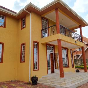 Casa amarilla con balcón en Melrose Homestay & Garden, en Nairobi