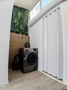 Ein Sprecher sitzt in einem Raum neben einer Schiebetür in der Unterkunft El rincón zen- Suite independiente con baño privado y kitchenette in Torrevieja + 22 Fotos