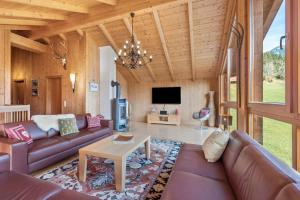a living room with a couch and a tv at Skiblickhaus in Russbach am Pass Gschütt