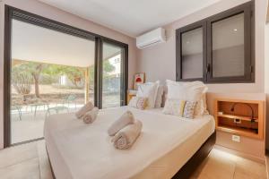 een slaapkamer met een groot wit bed met handdoeken erop bij Kaz Nautilia in La Saline Les hauts 