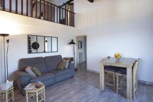 een woonkamer met een bank en een tafel bij Casa Anna-Maria in Saint-Florent