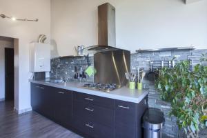 een keuken met een fornuis en een bakstenen muur bij Casa Anna-Maria in Saint-Florent