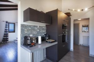 een keuken met een aanrecht in een kamer bij Casa Anna-Maria in Saint-Florent