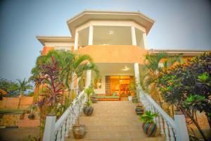 une maison avec un escalier menant à la porte d'entrée dans l'établissement Tara Villa - Elegant 4-Bedroom Home in Buziga - Kampala, à Kampala